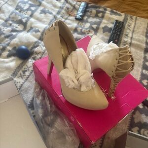 Shoe Dazzle Cream Pointed Toe Heels